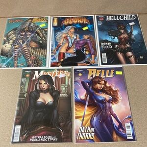 Assorted Women's Superhero Comic Book Lot - Mixed Colors